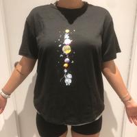 T-shirt nera con stampa pianeti