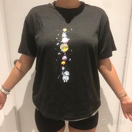 T-shirt nera con stampa pianeti