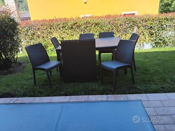 VENDUTO tavolo in resina  con sedie da giardino