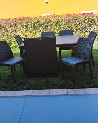VENDUTO tavolo in resina  con sedie da giardino