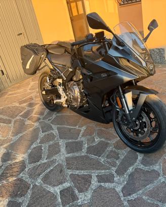 SUZUKI GSX-8R