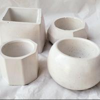 Set 4 mini vasi in cemento bianco.