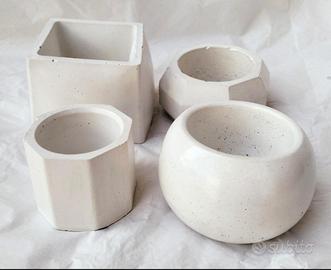 Set 4 mini vasi in cemento bianco.