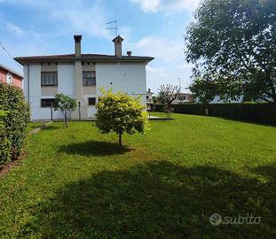 Villa di 135 m² con più di 5 locali e box auto a C
