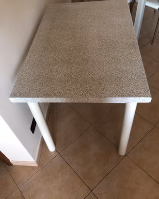 Tavolo allungabile cucina/pranzo, piano puntinato.