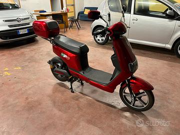 Scooter elettrico senza patente e senza ass