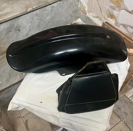 Parafango posteriore e borsetta per harley