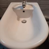 wc a terra e bidè con rubinetto.