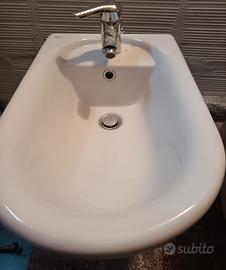 wc a terra e bidè con rubinetto.