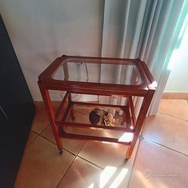 Carrello in legno con vassoio removibile 