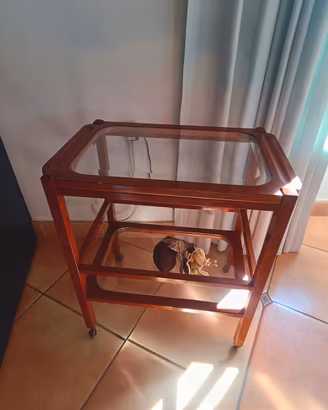 Carrello in legno con vassoio removibile 