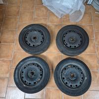 set di 4 ruote con gomme da 15.