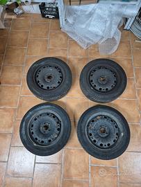 set di 4 ruote con gomme da 15.