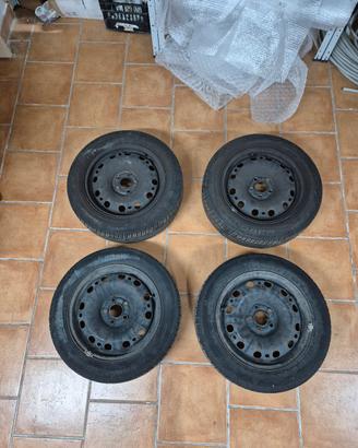 set di 4 ruote con gomme da 15.