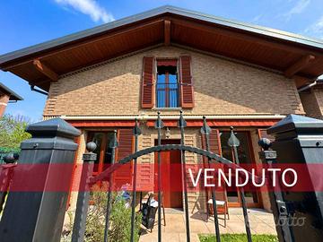 Villa di 160 m² con 4 locali e box auto a Paderno 