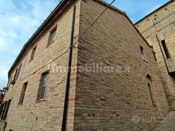 Immobile cielo/terra in centro storico a Treia