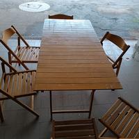 tavolino in legno richiudibile e sedie