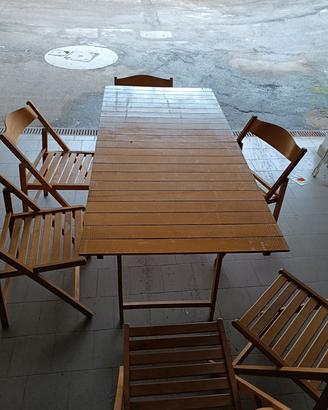 tavolino in legno richiudibile e sedie
