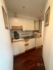 Cucina completa con gli elettrodomestici