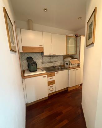 Cucina completa con gli elettrodomestici