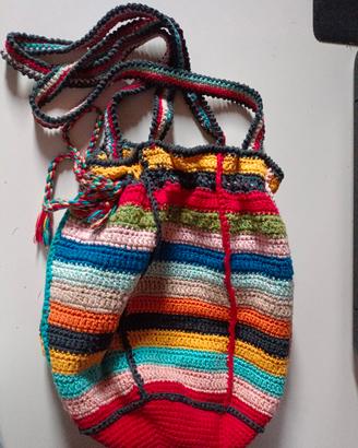 Borsa a spalla pezzo unico in uncinetto 