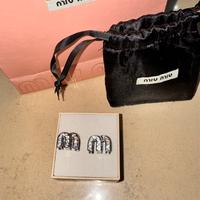 Orecchini iconici firmati Miu Miu