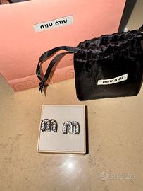 Orecchini iconici firmati Miu Miu