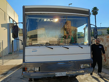 Auto negozio salumi e formaggi