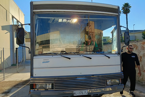 Auto negozio salumi e formaggi