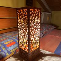 Lampada da tavolo in legno