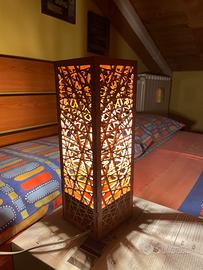 Lampada da tavolo in legno