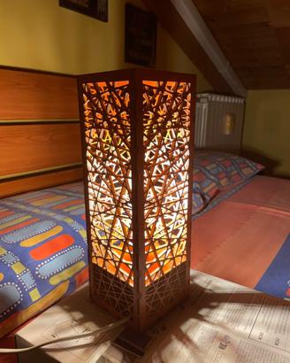 Lampada da tavolo in legno