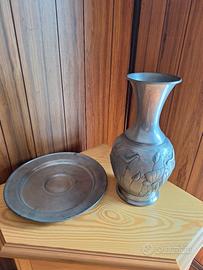 vaso e piatto in peltro
misure vaso:  h40