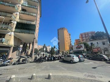 NEGOZIO A NAPOLI