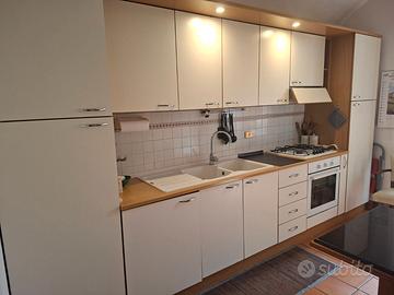 Cucina completa in due blocchi frontali