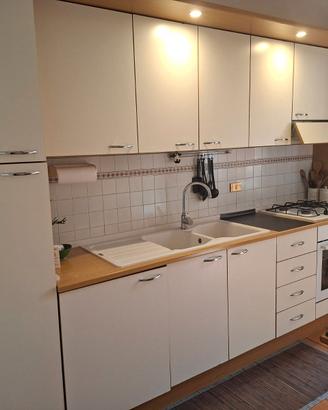 Cucina completa in due blocchi frontali