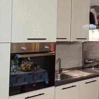 Cucina con elettrodomestici inclusi