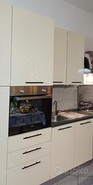 Cucina con elettrodomestici inclusi