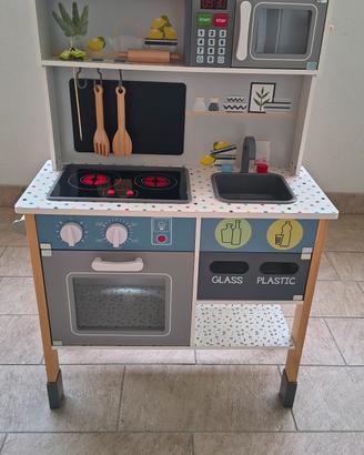 Cucina in legno  + cassa + accessori