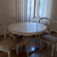 Tavolo tondo decapato con sedie