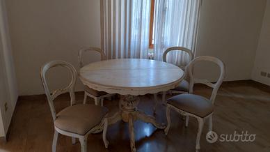 Tavolo tondo decapato con sedie