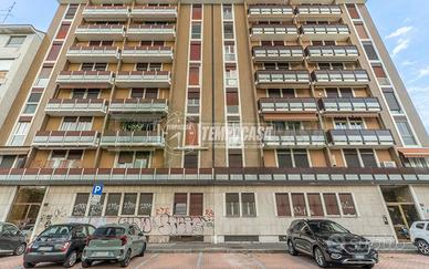 AMPIO 3 LOCALI DA RISTRUTTURARE CON 2 BALCONI