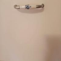 tavolo e sedie e scarpiera 