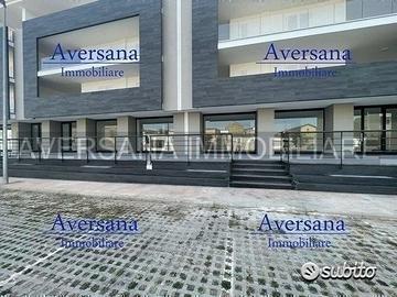 Locale commerciale con spazio antistante