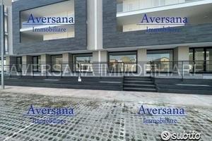 Locale commerciale con spazio antistante