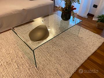 Tavolino in vetro curvo