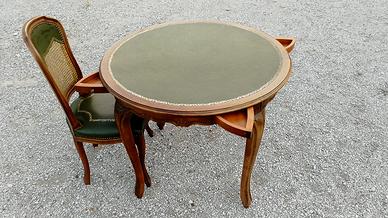 Tavolo rotondo con sedie stile classico