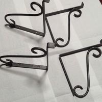 Quattro staffe in ferro battuto