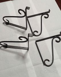 Quattro staffe in ferro battuto