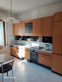 cucina completa con tavolo e 4 sedie